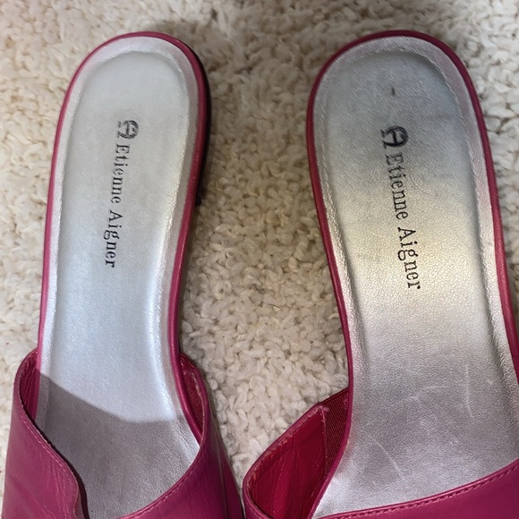 Etienne Agner sandals are leather fuchsia color with short black heel size 8 1/2 - Picture 4 of 5